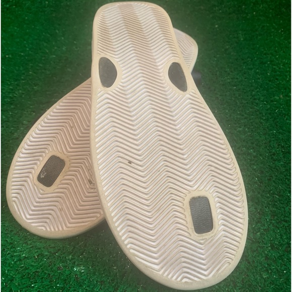 Nike black and white flip flops sz6 guc - Picture 2 of 4